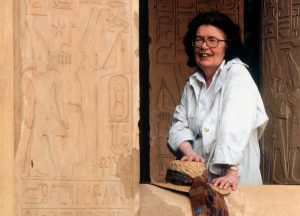 باربرا ميرتز.. عالمة المصريات وعاشقة المعابد والكتابة الهيروغليفية