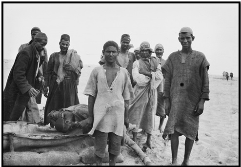 صورة نادرة وواضحة للعمال أثناء فترة راحة وشرب الماء (فلسطين الحرب العظمى – الأرشيف العسكري الأسترالي)