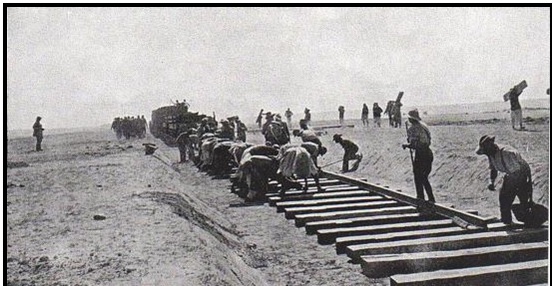 أنفار من فرقة العمال المصرية أثناء إنشاء خط السكك الحديدية عبر سيناء أثناء الحرب العالمية الأولى