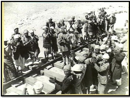 صورة دعائية لأنفار الفرقة المصرية وهم يصفقون ويغنون احتفالا بانتهاء جزء من العمل في مد سكة حديد العريش تحت إشراف ضابط سوري (تاريخ غير معلوم)