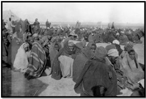 أنفار من الفرقة المصرية ينتظرون بالمستشفى الثالث الميداني بالقنطرة لتلقي العلاج (1916)