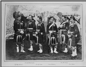 صورة تذكارية لمجموعة من الجنود الإنجليز بالزي العسكري من حاملي الأوسمة عن مشاركتهم في الحرب الأنجلو المصرية 1882م