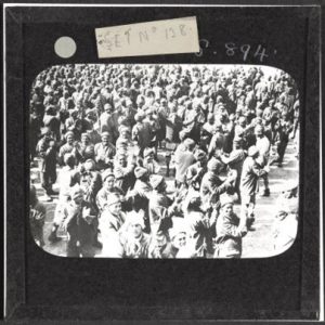 شريحة زجاجية تظهر أنفار الفرقة المصرية بالزي النظامي يصفقون ويغنون عند وصولهم الجبهة الغربية في بولونيا ( فرنسا 12 أغسطس 1917)