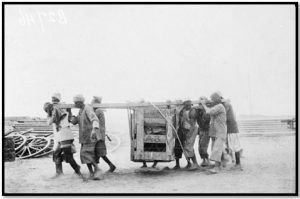 أنفار يحملون معدات ثقيلة في طريقهم إلى الخطوط الأمامية للجبهة