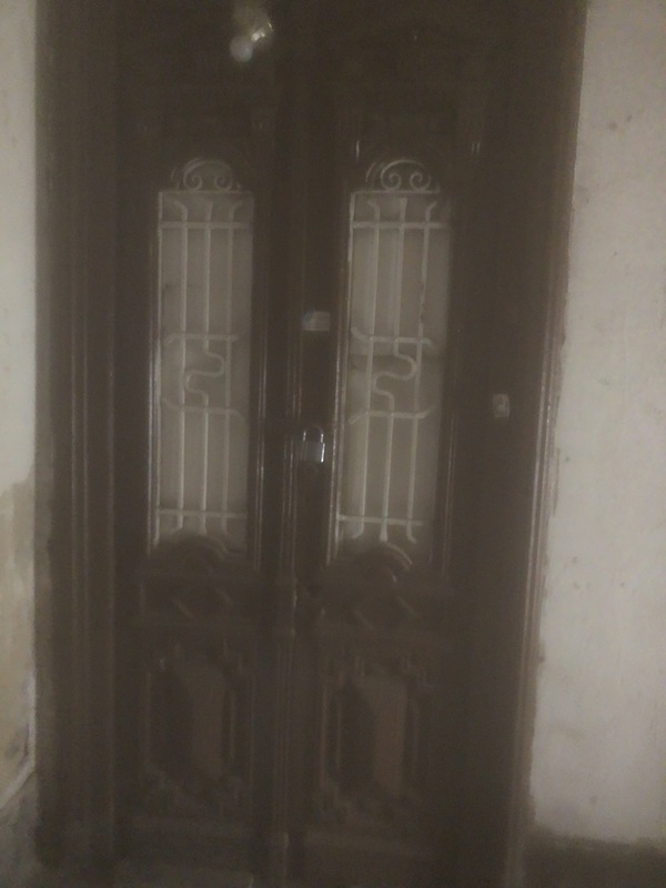 باب شقة العقاد وهو موصد