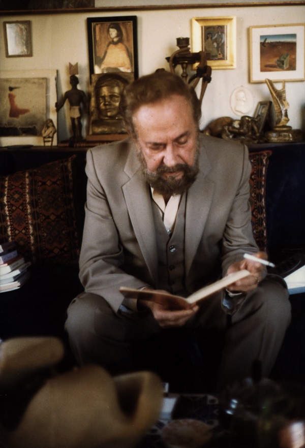 ريتسوس يقرأ من أحد دواوينه