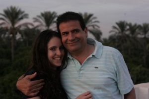 عزت القمحاوي وابنته مي 