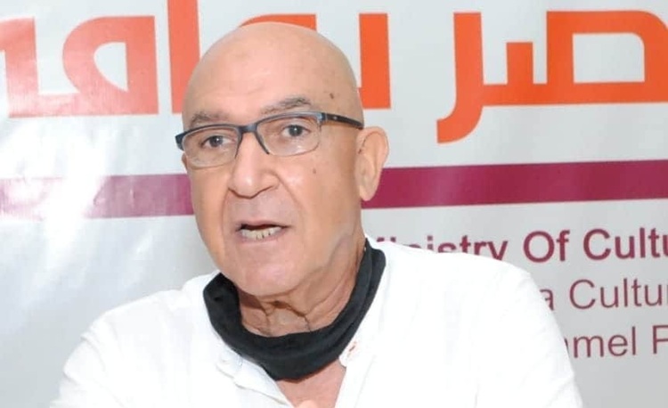 قصص تمشي وقصائد تجلس
