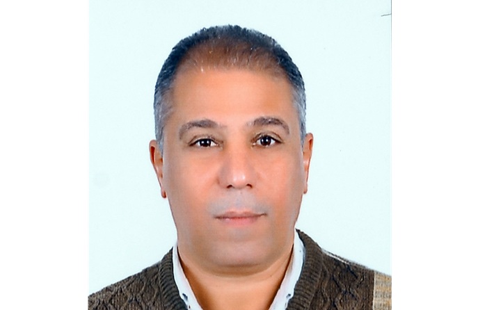 نخلة عالية.. وقمر