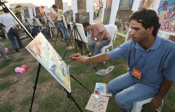 معاهد الفنون الجميلة.. موهبة تُثقلها تكلفة المواد